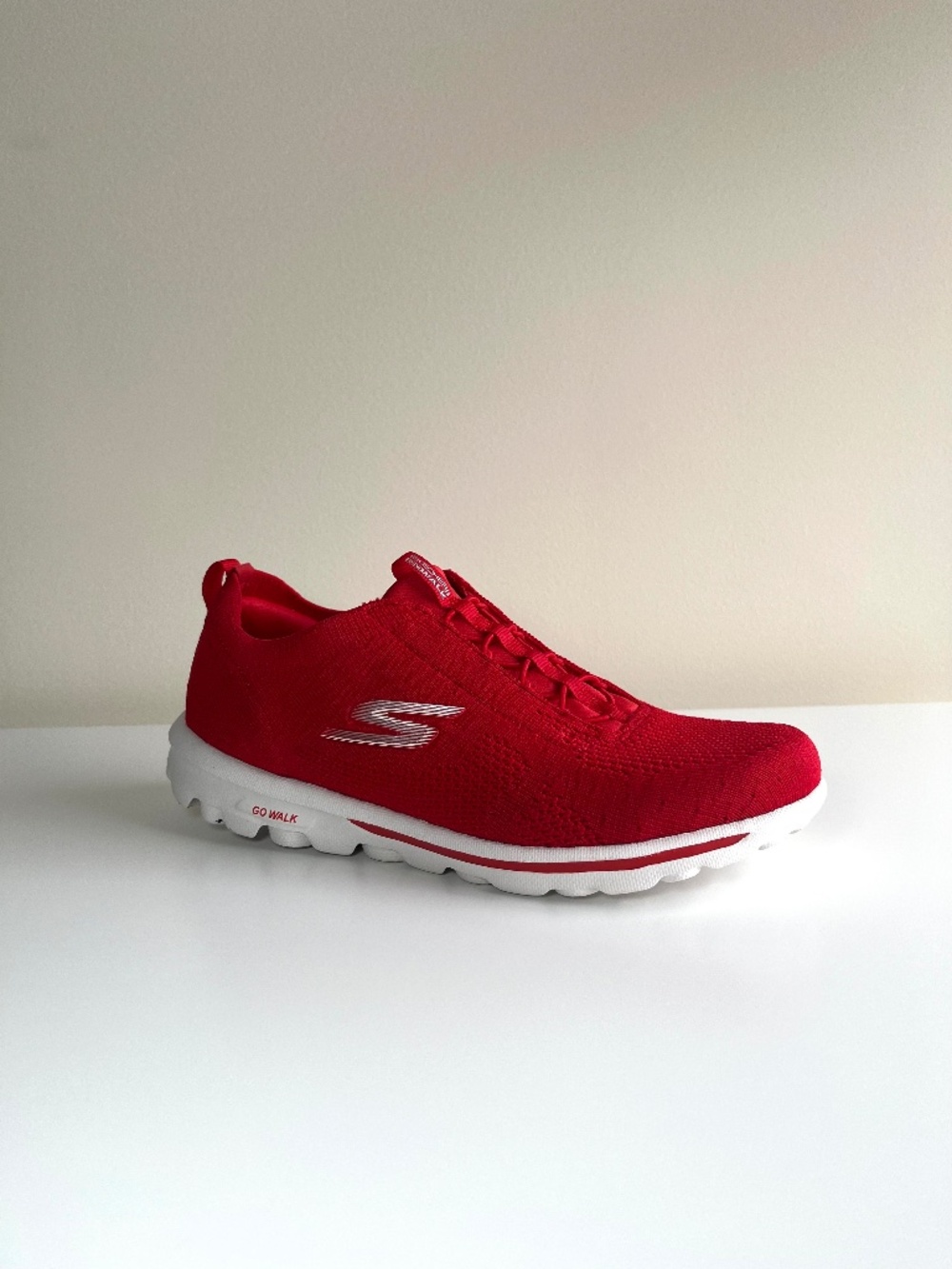 Sketchers Go Walk Travel Sneakers Women's Walking Shoes Size 8 Red